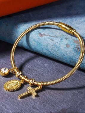 Gold Charm Bracelet
Waterproof
Stainless Steel